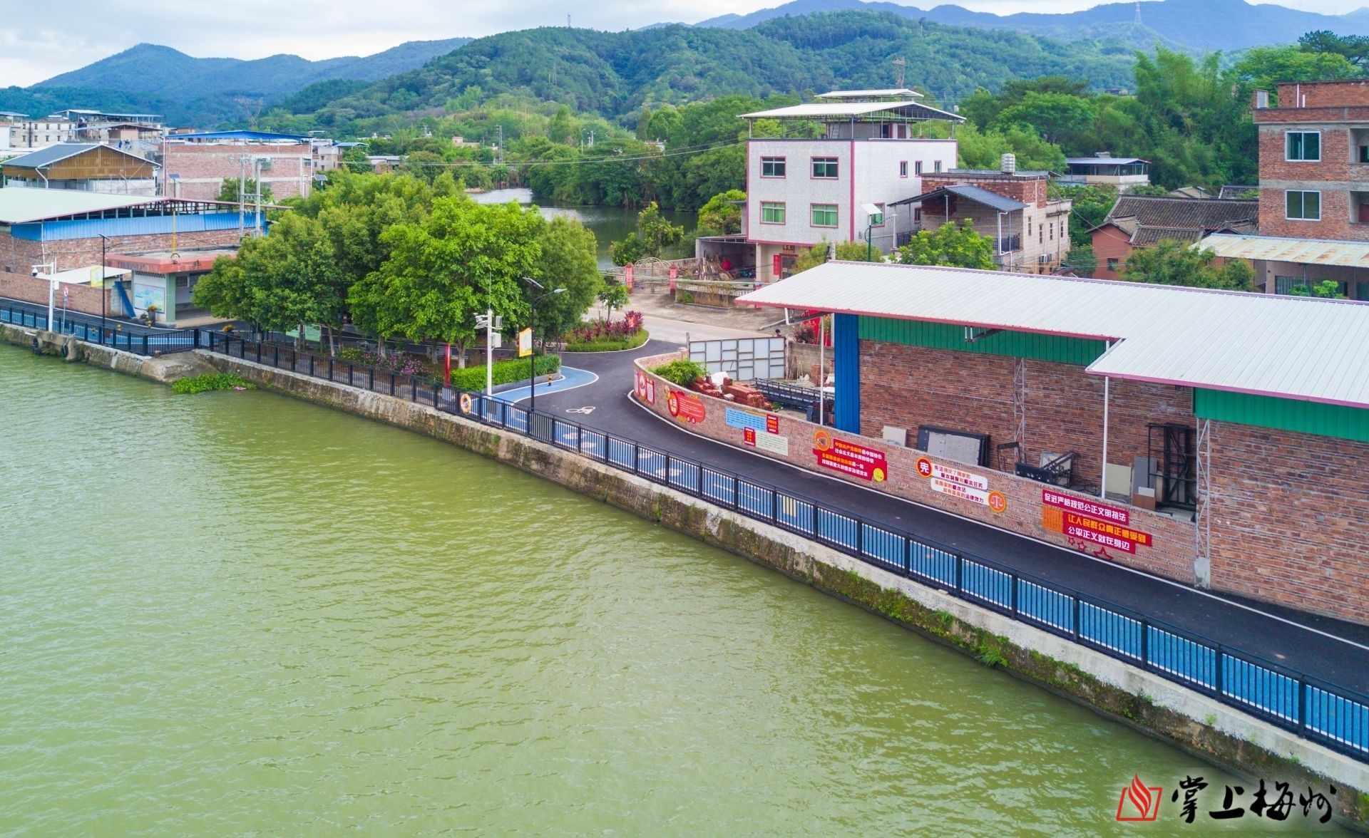 ↑長沙圩鎮(zhèn)碧道鋪設了瀝青并劃分跑道和自行車道，“顏值”再獲提升。（林翔 攝）