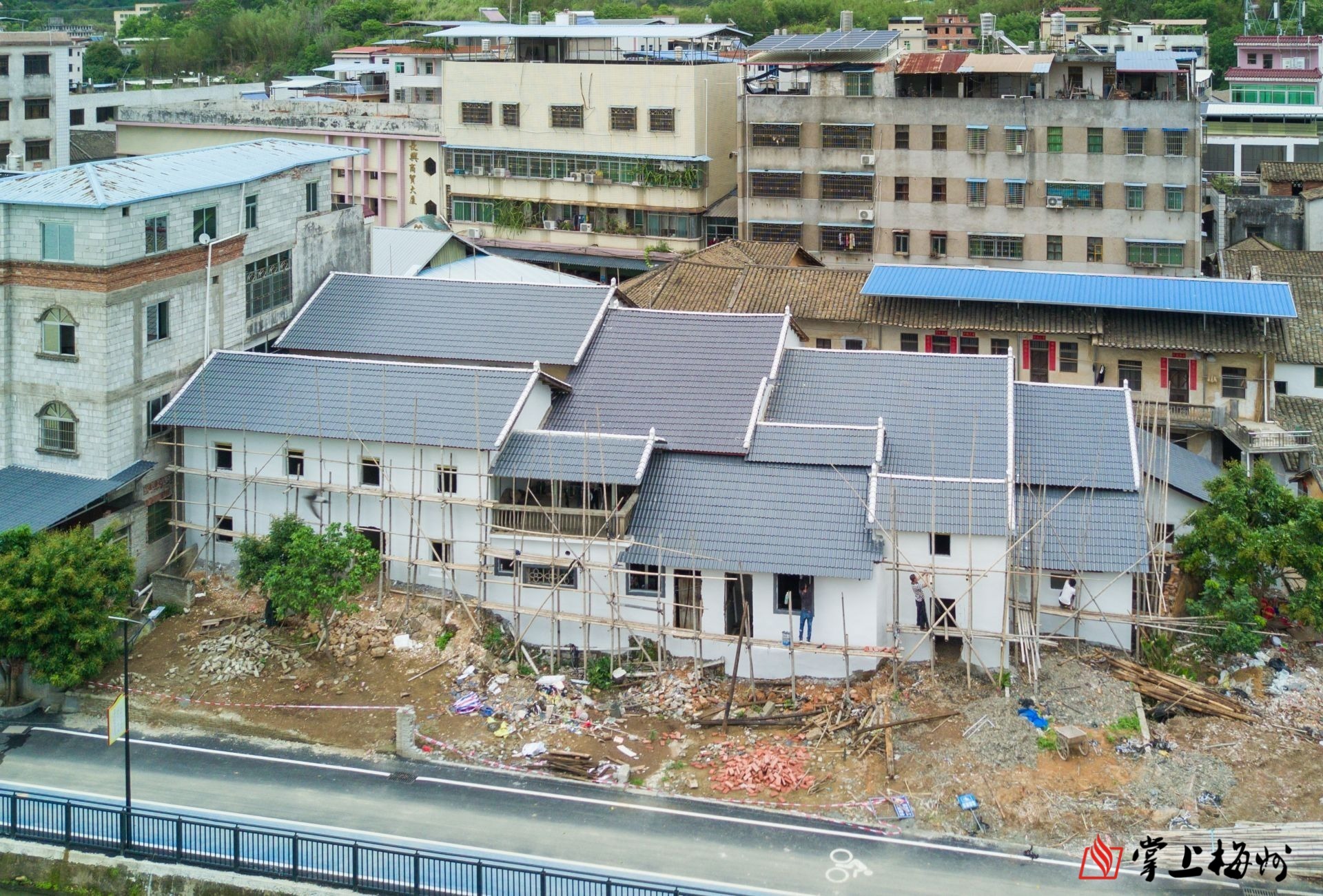 ↑村民將自家墻體粉刷一新，屋頂鐵皮瓦更換成樹脂瓦。（林翔 攝）